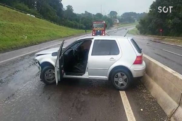 Carro colide contra mureta e condutora fica ferida na PRC-467 em Cascavel