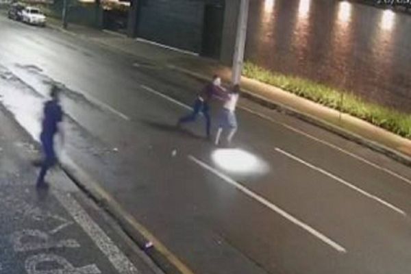 Imagem referente a notícia: Câmera registra mulher sendo agredida antes de ser atropelada por carro no centro de Cascavel