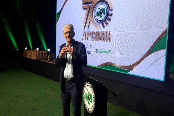 Genética do gado paranaense e qualidade do leite são destaque em aniversário de associação