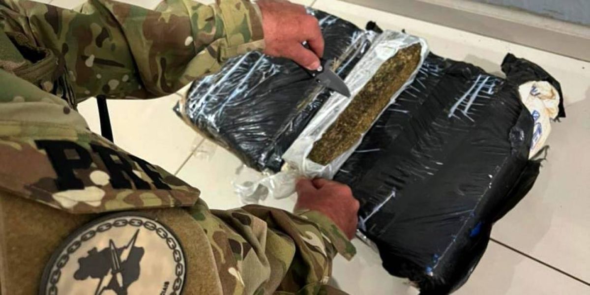 PRF apreende duas pessoas com 20kg de maconha na BR-163 em Santa Tereza do Oeste
