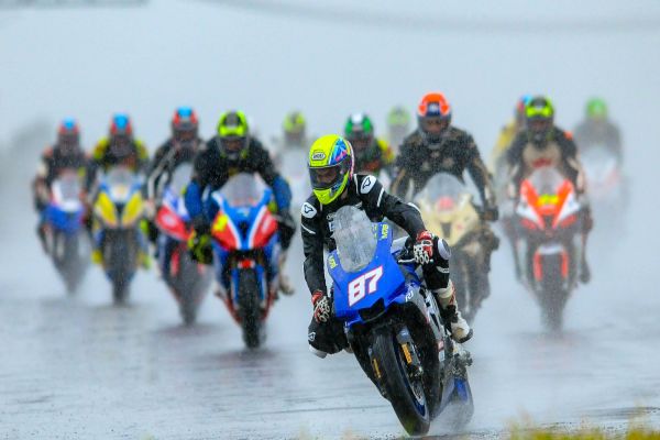 Debaixo de muita chuva, Ton Kawakami vence mais uma no Moto 1000 GP