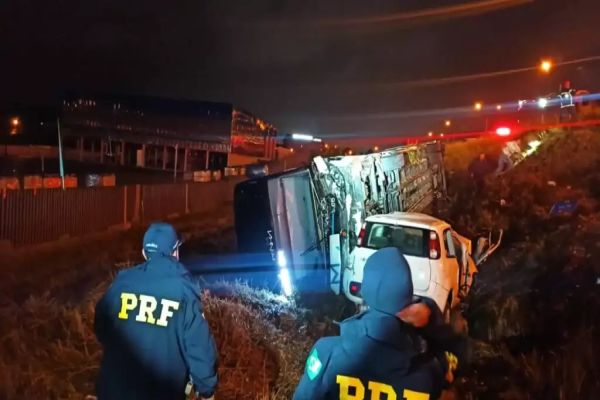 Duas pessoas morrem e três ficam gravemente feridas em acidente entre ônibus e carro na BR-116