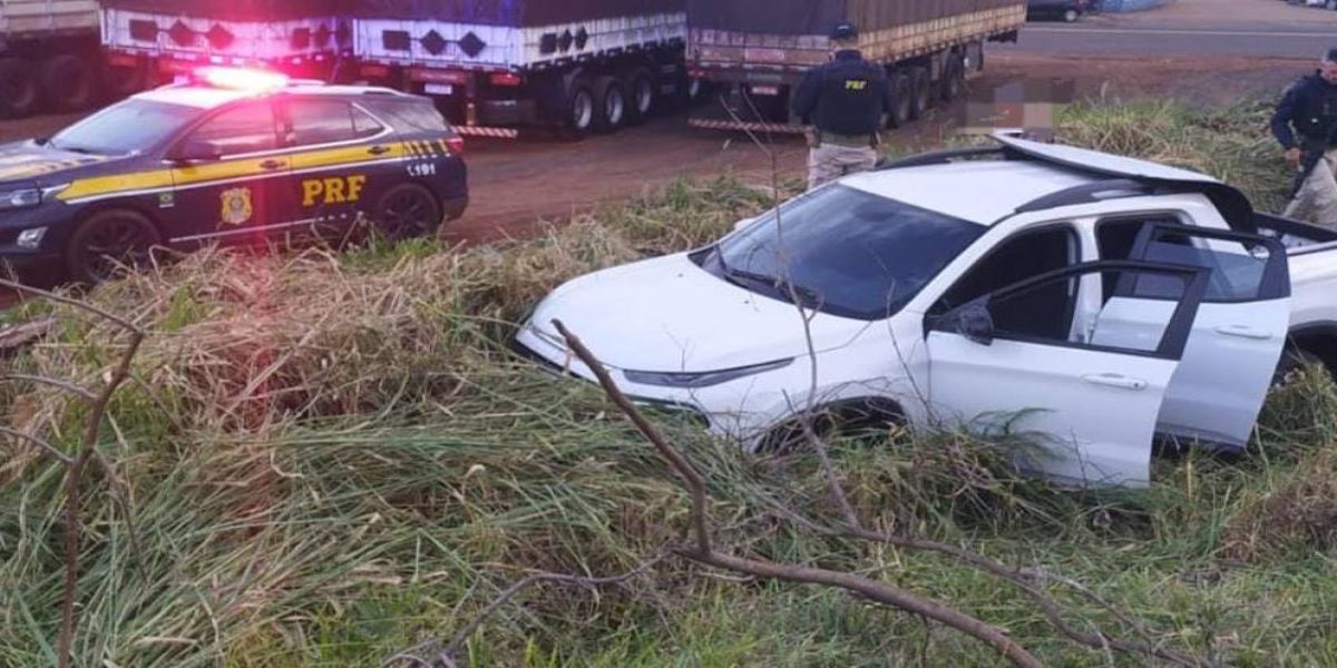PRF recupera caminhonete furtada com 398 quilos de maconha na PR-317