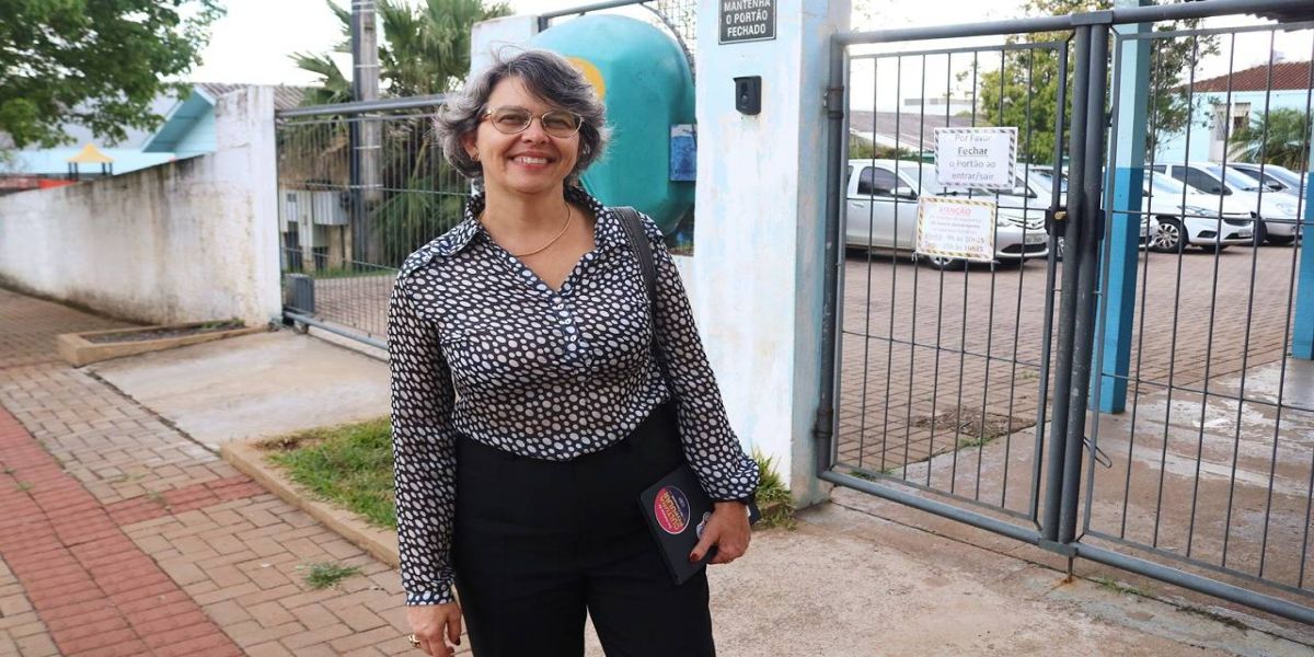 Professora Liliam fiscaliza escolas Maria Tereza Abreu de Figueiredo e Almirante Barroso