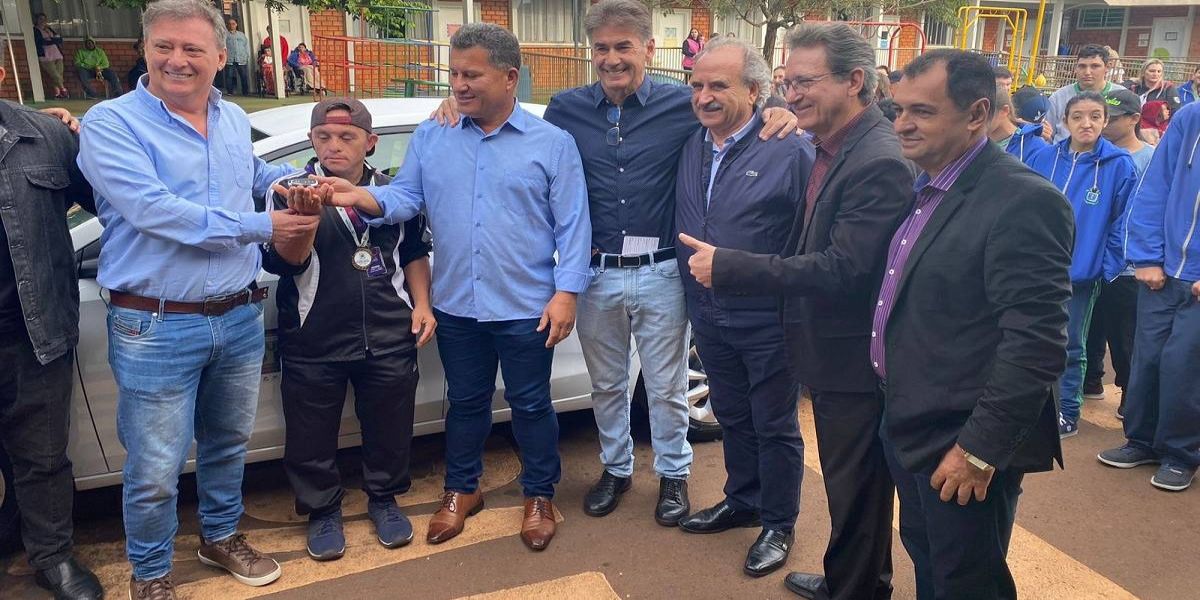 Prefeitura de Cascavel entrega veículo para a Apae em parceria com o Estado