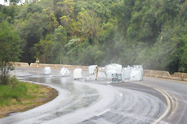 Caminhão transportando produto perigoso tomba na BR-277 entre Cascavel e Guaraniaçu