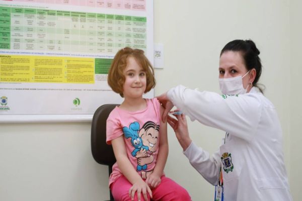 Secretaria de Saúde leva vacinação contra gripe para escolas e Cmeis de Cascavel