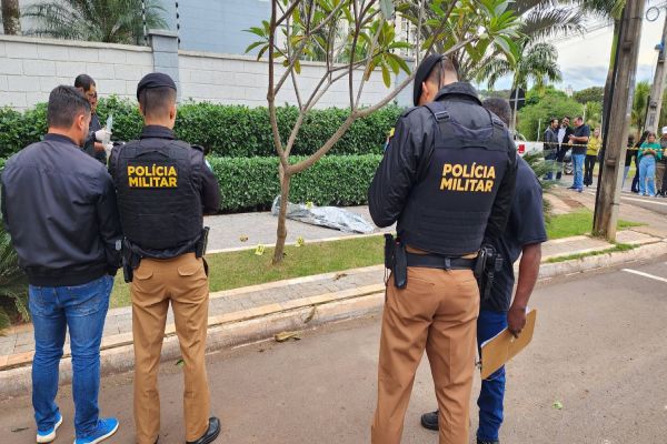 Imagem referente a notícia: Homem de 26 anos é executado com 40 tiros de fuzil e pistola: Polícia investiga o caso