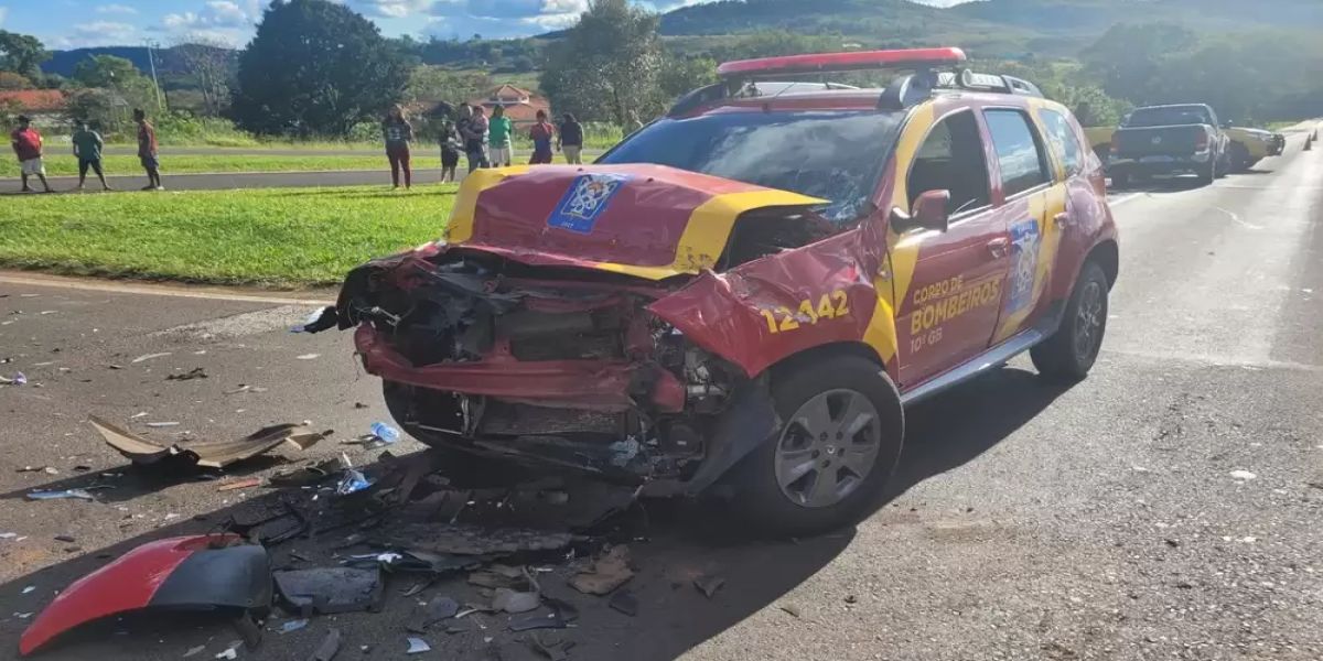 Viatura do Corpo de Bombeiros se envolve em acidente na BR-277 em Nova Laranjeiras