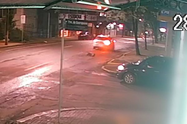 Imagem referente a notícia: Novas imagens mostram o corpo de Daiane de Jesus Oliveira sendo arrastado por veículo na Rua Paraná