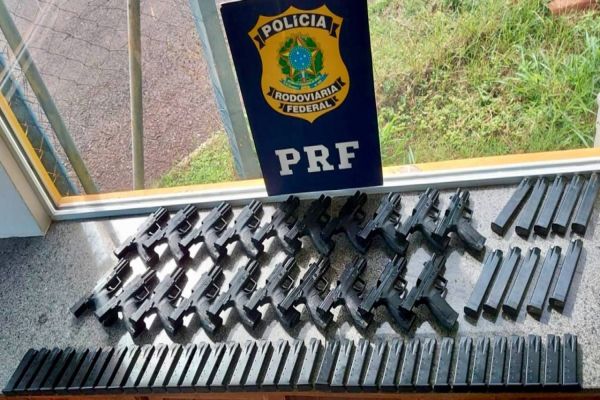 Imagem referente a notícia: PRF prende casal cascavelense com 20 pistolas turcas na BR-369 em Jataizinho