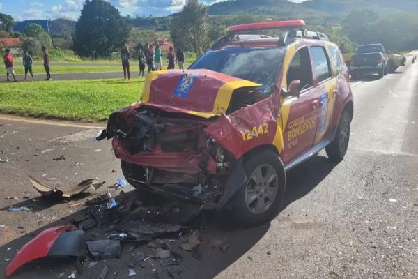 Viatura do Corpo de Bombeiros se envolve em acidente na BR-277 em Nova Laranjeiras