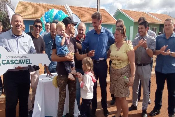 Cohavel realiza entrega de 18 casas no Loteamento Gralha Azul, em Cascavel