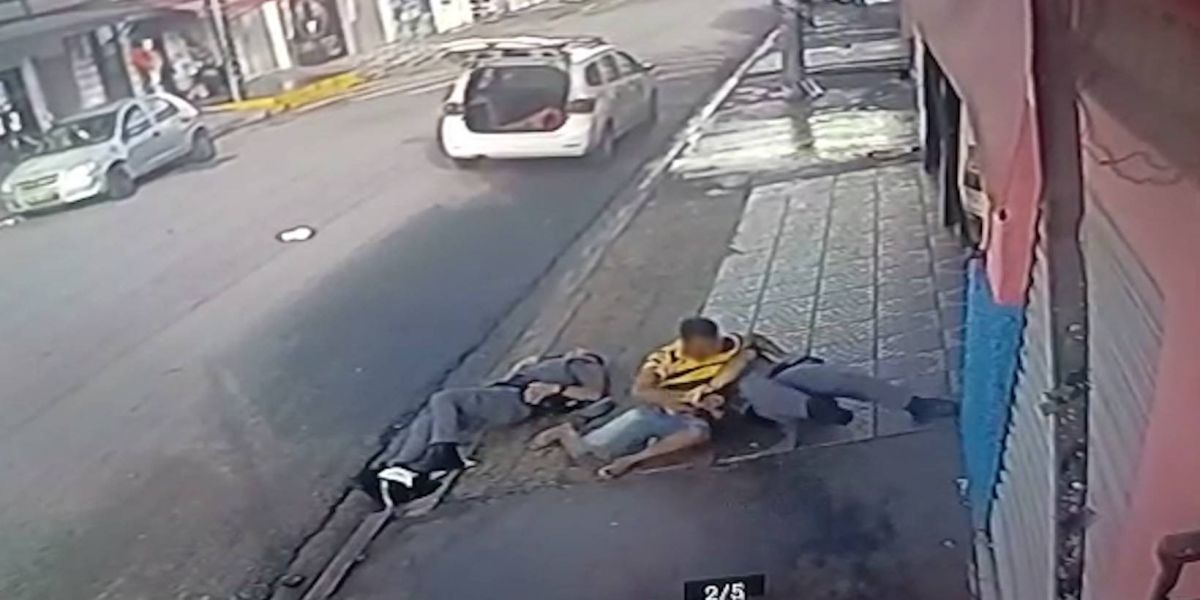 Cenas fortes: Homem desarma policial e atira no rosto e na perna de dois PMs; veja vídeo