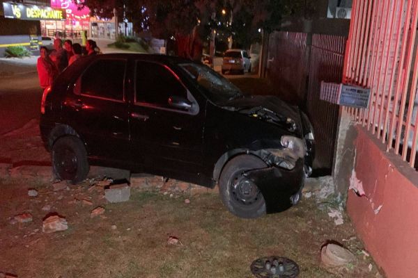 Imagem referente a notícia: Homem de 40 anos perde o controle da direção e colide carro em muro de residência no Jardim Clarito
