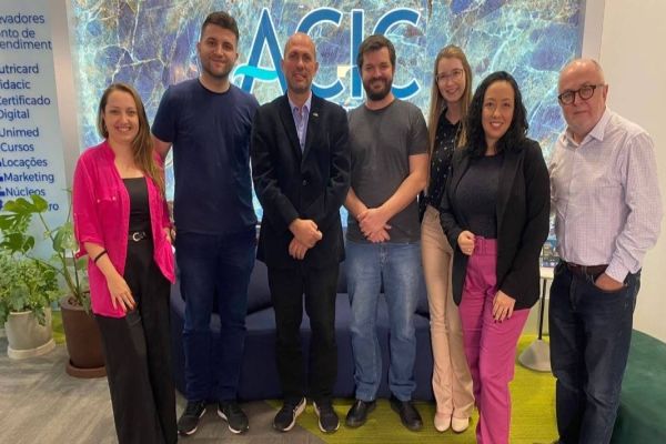 Arquitetos de núcleo da Acic recebem diretores do CAU/PR