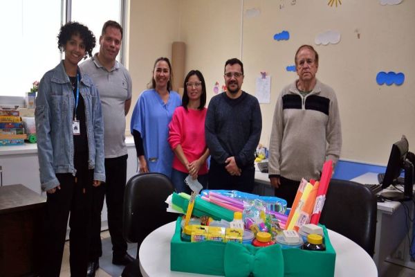Ala de pediatria do HUOP recebe doação de materiais escolares