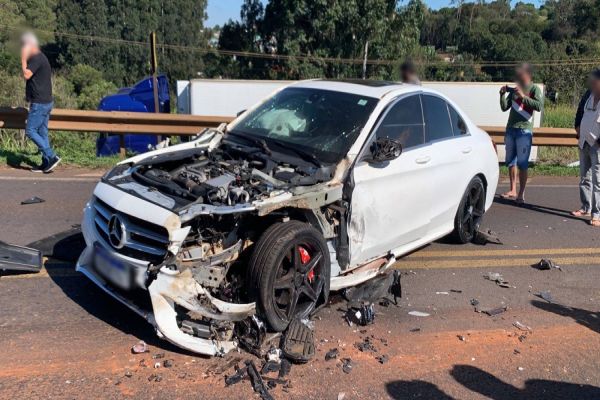 Imagem referente a notícia: Colisão envolvendo dois caminhões e um veículo da Mercedes é registrada na BR-277 em Cascavel
