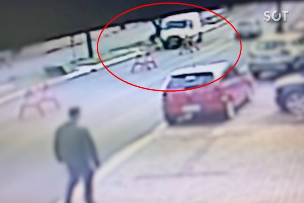 Imagem referente a notícia: Câmera de segurança registra jovem sendo atropelada por Van na Avenida Rocha Pombo