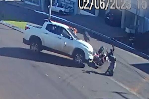 Imagem referente a notícia: Câmera de segurança registra forte colisão entre Fiat Toro e moto na Av. Rocha Pombo