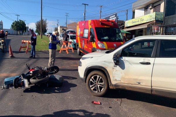 Imagem referente a notícia: Motociclista fica ferido após colisão de trânsito na Avenida Rocha Pombo em Cascavel