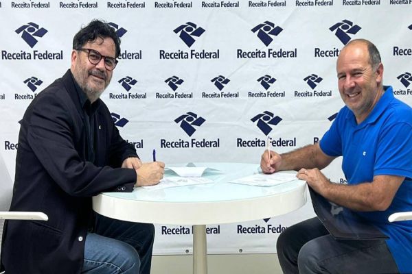 Receita Federal destina dois veículos para a Prefeitura de Diamante D'Oeste