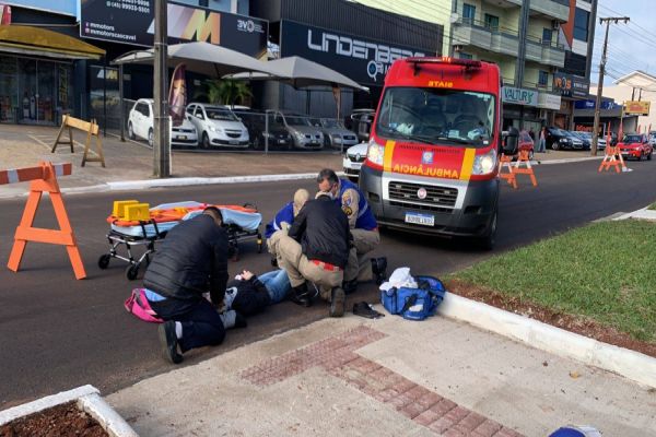 Mulher é atingida por van ao atravessar Avenida Rocha Pombo em Cascavel