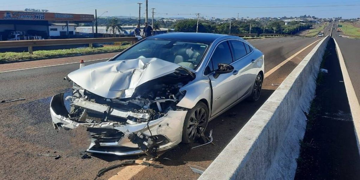 Colisão traseira entre veículos é registrada na PRC-467 em Cascavel