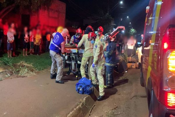 Imagem referente a notícia: Colisão frontal deixa duas pessoas feridas na Av. Piquiri no Bairro Brasmadeira