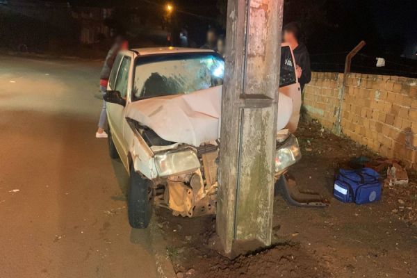Imagem referente a notícia: Homem perde o controle da direção e atinge poste de energia no Bairro Brasília