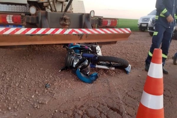 Colisão entre caminhão e motocicleta deixa dois feridos graves na PR-180 em Cafelândia