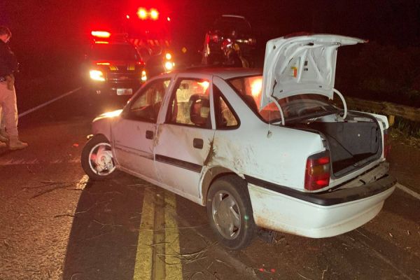 Imagem referente a notícia: Condutor abandona veículo após colidir em guardrail da BR-369 em Cascavel