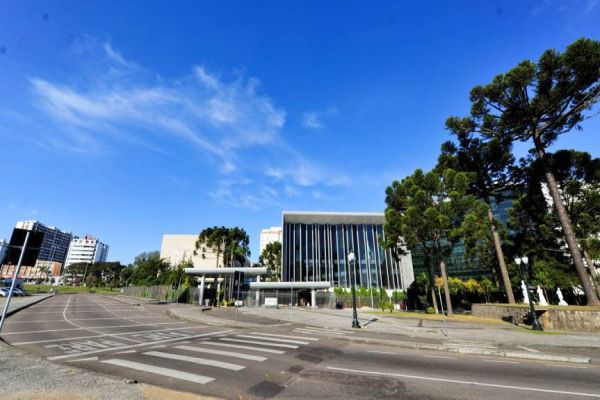 Deputados debatem excesso de uso de telas por bebês e crianças