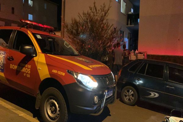 Imagem referente a notícia: Jovem de 26 anos fica gravemente ferida após ser esfaqueada durante briga na Jardim Riviera