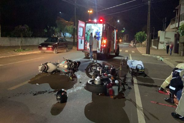 Dois motociclistas ficam feridos após colisão frontal entre motos no Bairro Interlagos