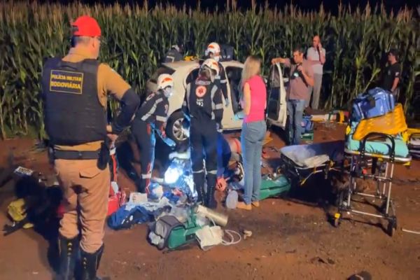Imagem referente a notícia: Homem morre e outras sete pessoas ficam feridas após violenta colisão na PR-182