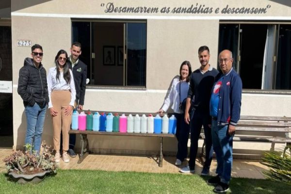 Núcleo de Idiomas da ACIC faz doação à casa de recuperação Dona Vani