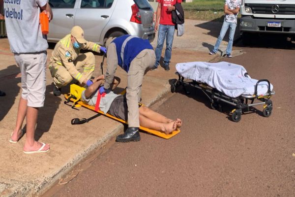 Imagem referente a notícia: Dois adolescentes são atropelados por carro na Rua Panamá; Carro fugiu do local sem prestar socorro