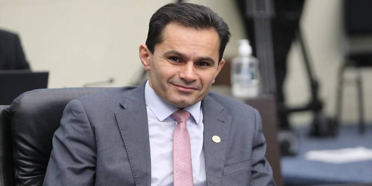 Projeto de lei de Marcio Pacheco garante cumprimento da lei do tempo de espera nos bancos