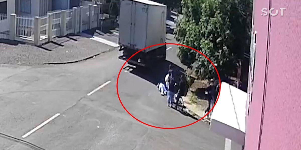 Adolescente é atropelada por caminhão e sofre lesão grave na perna no bairro Universitário