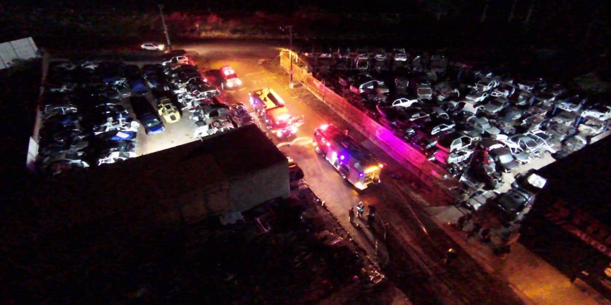 Incêndio atinge ferro-velho no bairro Morumbi em Cascavel