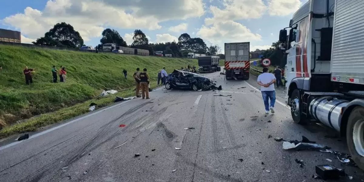 Engavetamento envolvendo seis veículos deixa quatro pessoas feridas na BR-277