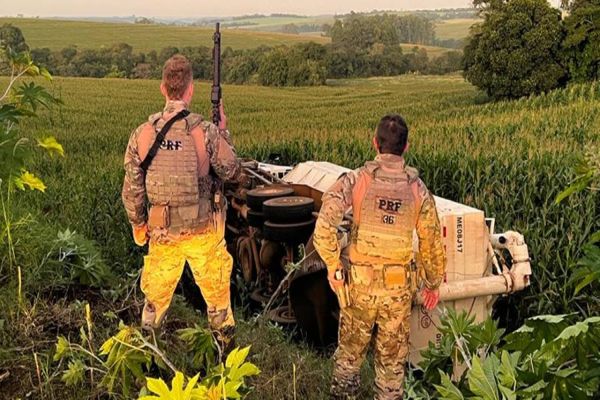 Imagem referente a notícia: PRF apreende caminhão carregado com cigarros na BR-163 em Santa Lúcia