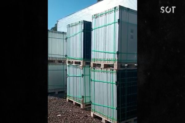 Imagem referente a notícia: Golpe milionário: Polícia Civil apreende centenas de placas fotovoltaicas em Cascavel