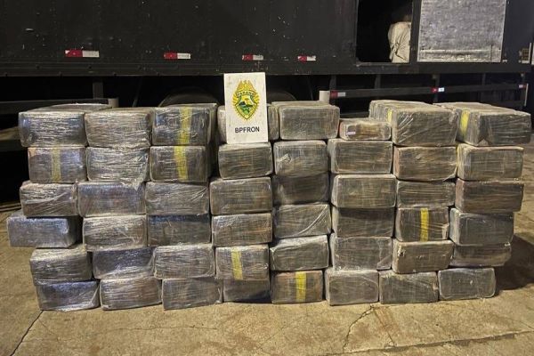 BPFRON e 14ºBPM apreendem caminhão carregado com uma tonelada de droga em Medianeira