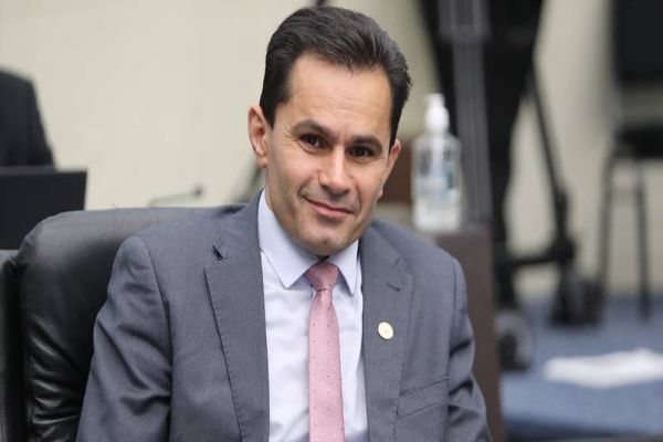 Imagem referente a notícia: Projeto de lei de Marcio Pacheco garante cumprimento da lei do tempo de espera nos bancos