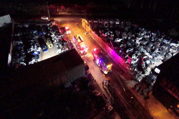 Imagem referente a notícia: Incêndio atinge ferro-velho no bairro Morumbi em Cascavel