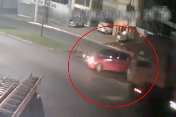 Imagem referente a notícia: Acidente registrado na Avenida Rocha Pombo expõe desafios do tráfego em meio às obras