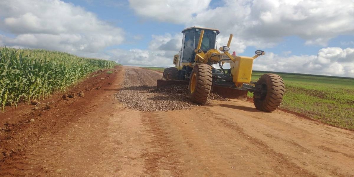 Manutenção constante das estradas rurais garante acesso seguro às comunidades