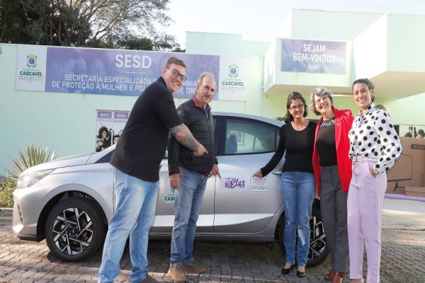 Programa Por Elas Cascavel recebe veículo e computadores